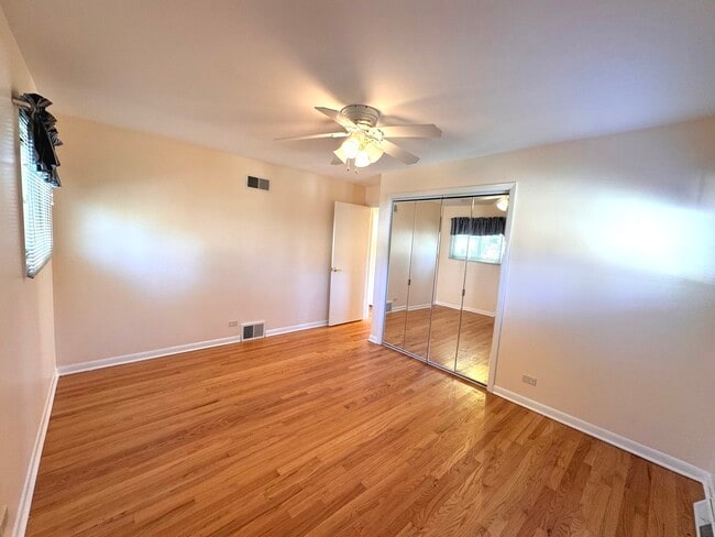 Building Photo - 1042 W Central Rd