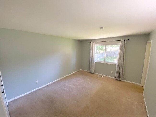 Building Photo - 3435 Charlotte Dr