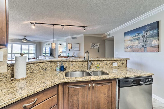 Building Photo - 6141 Bahia Del Mar Blvd S