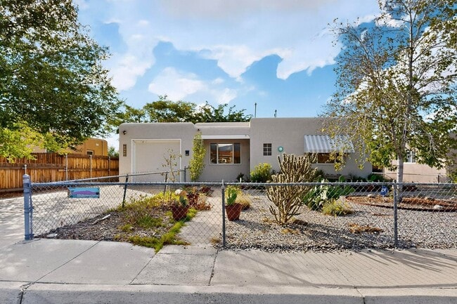 Building Photo - UPTOWN 2/bd 1/ba 1/cg 950/sf