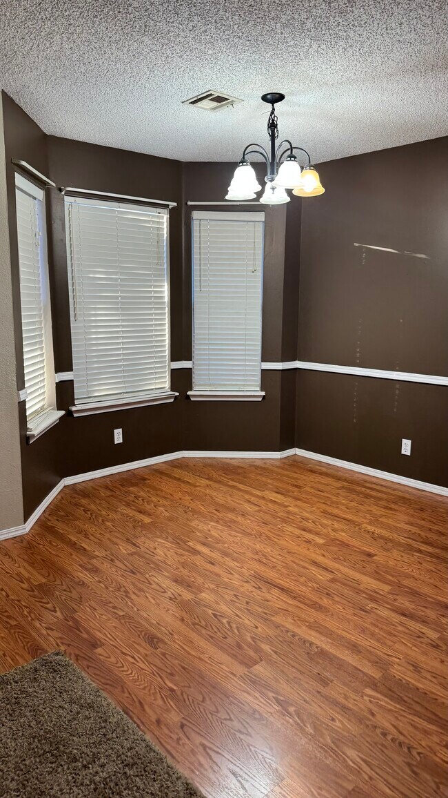 Eat-In Dining area - 3201 E Louisville St