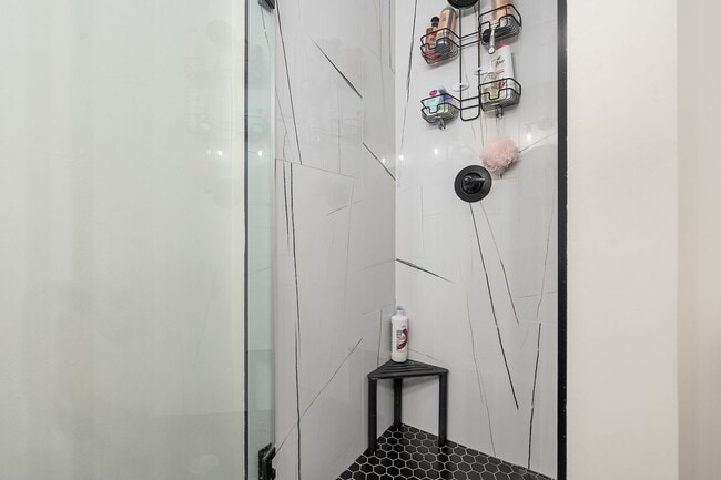 Building Photo - Bright & Immaculate 2 Bed · 3 Bath