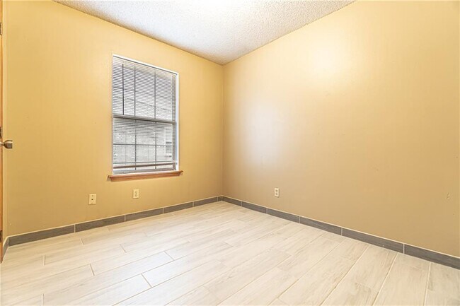 Building Photo - 1318 W Lela St