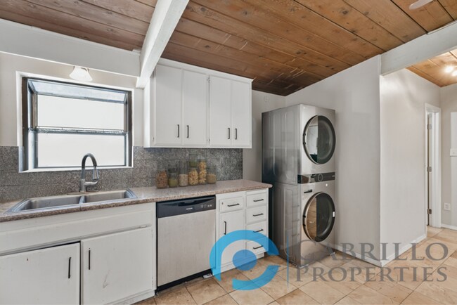 Building Photo - Gorgeous 5bd/3ba house walking distance to SDSU w/ Pool