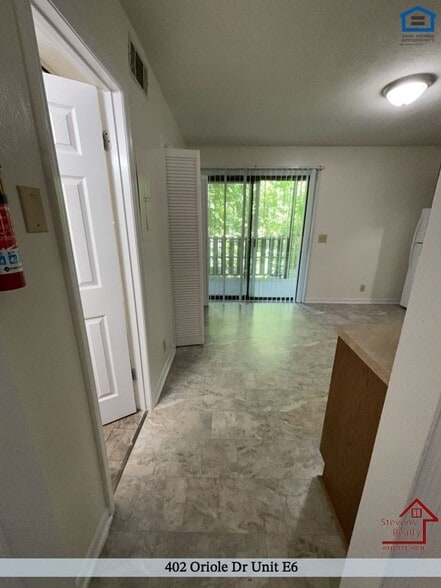 Building Photo - 402 Oriole Dr