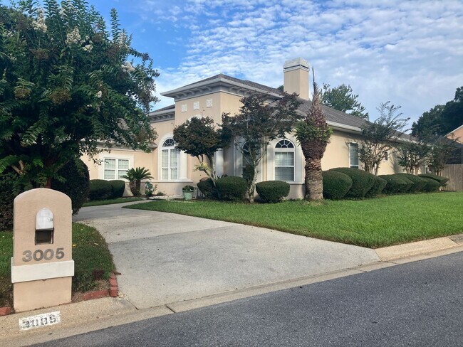 Primary Photo - Beautiful 5 Bed/3 Bath Golf Course Communi...