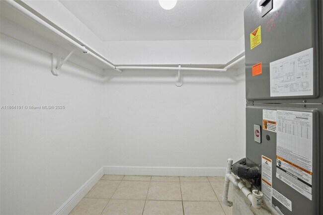 Building Photo - 6900 N Kendall Dr