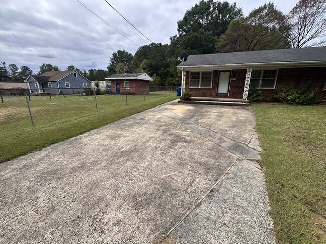 Building Photo - 2 Bed Duplex with Rocking Chair Front Porc...