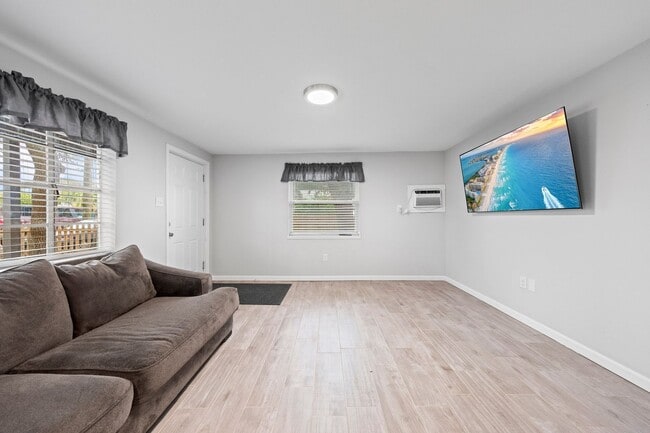 Building Photo - Quaint 1 bedroom cottage in Fort Walton Be...