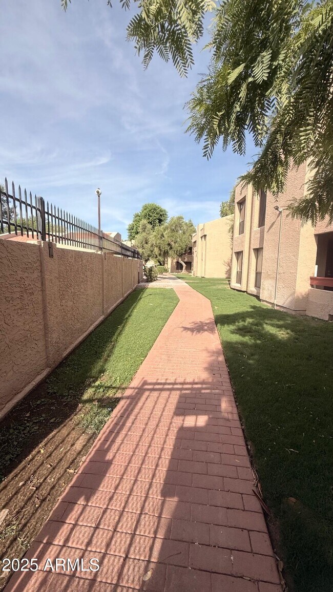 Building Photo - 3131 W Cochise Dr