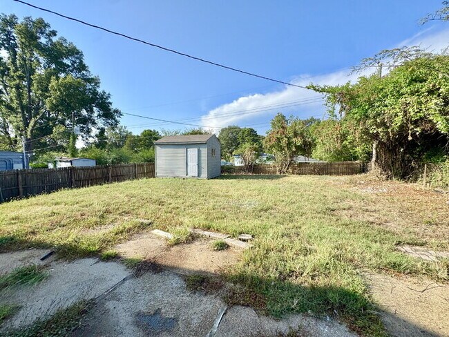 Building Photo - 784 Western Park Dr