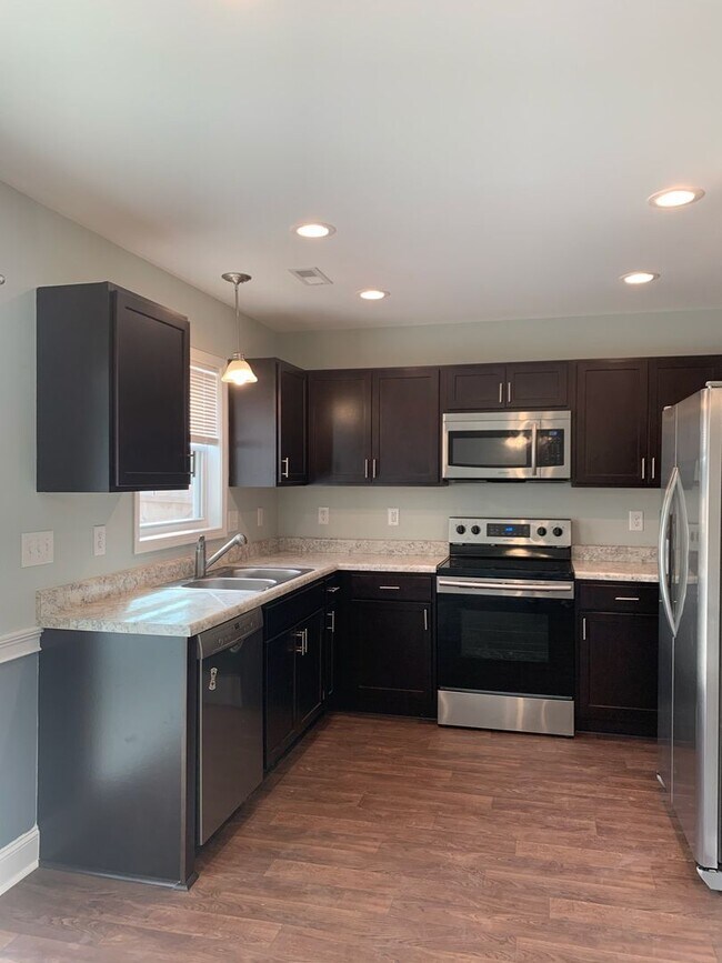 Building Photo - Townhome in Desirable Croatan Crossing Sub...