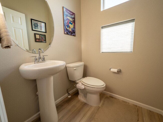 Building Photo - Astonishing 3 Bed/3.5 Bath Tri Level Townhome.   Must see to believe!!