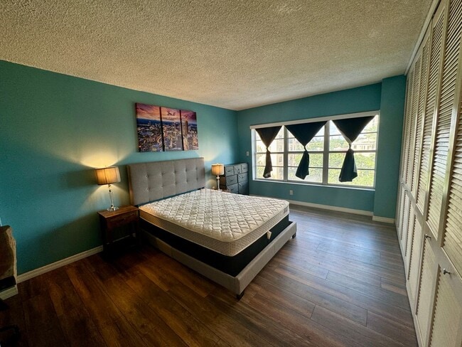 Building Photo - FURNISHED 1 Bed 1 Bath In Amazing Location...