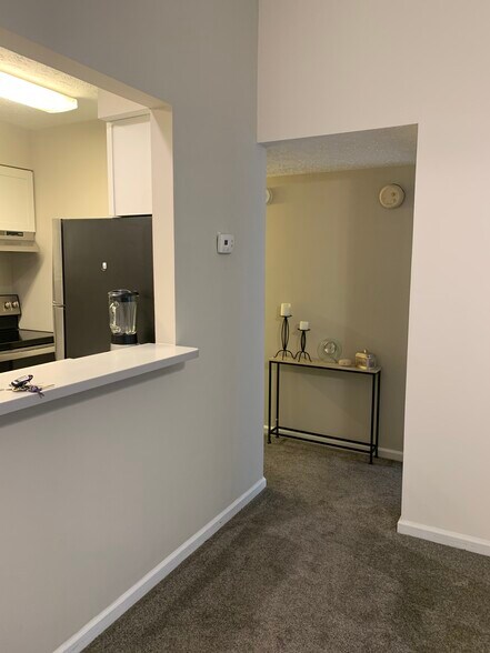 Hallway effects convey - 22 Wells Ct