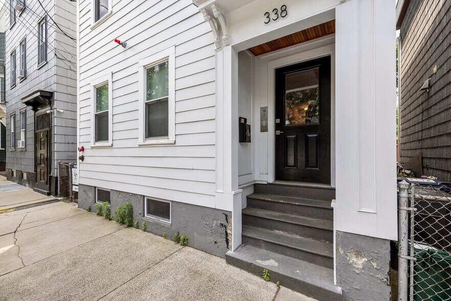 Building Photo - 338 Hurley St