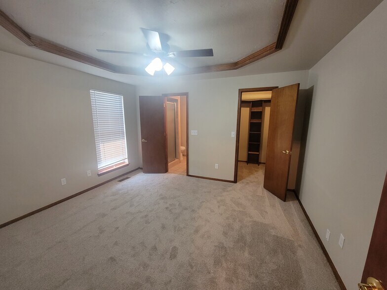 Building Photo - 813 Waterview Rd