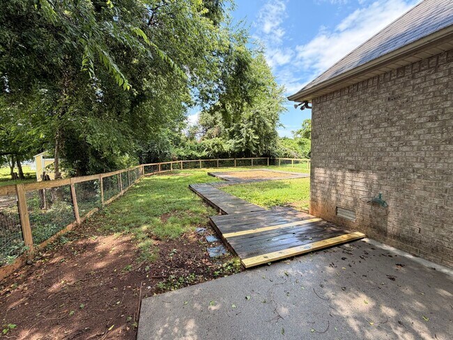 Building Photo - 406 Hazelwood Dr