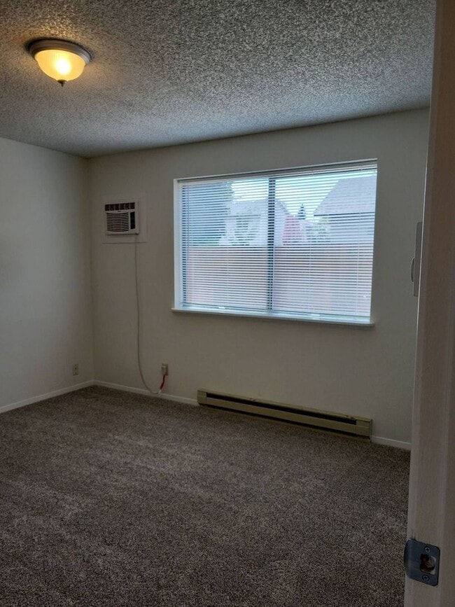 Building Photo - Hillview Duplex