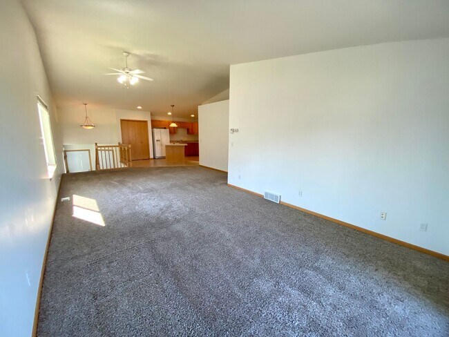 Building Photo - 744 34th Ave W
