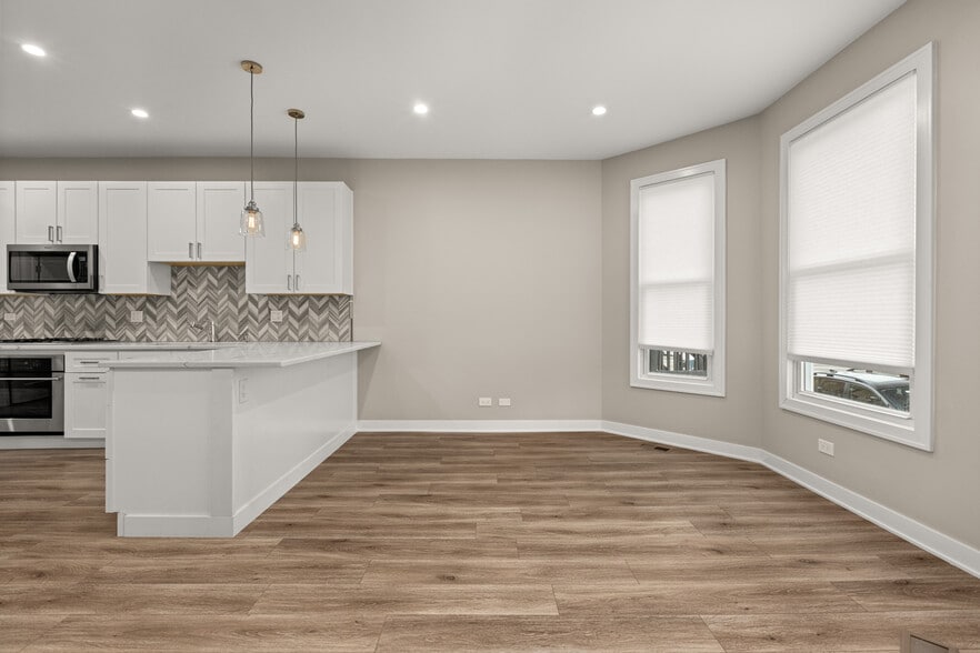 Building Photo - 3608 W Diversey Ave