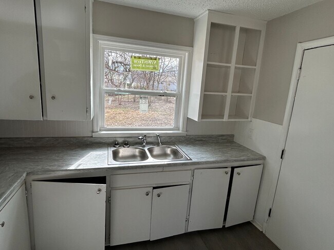 Building Photo - 3 Bedroom!