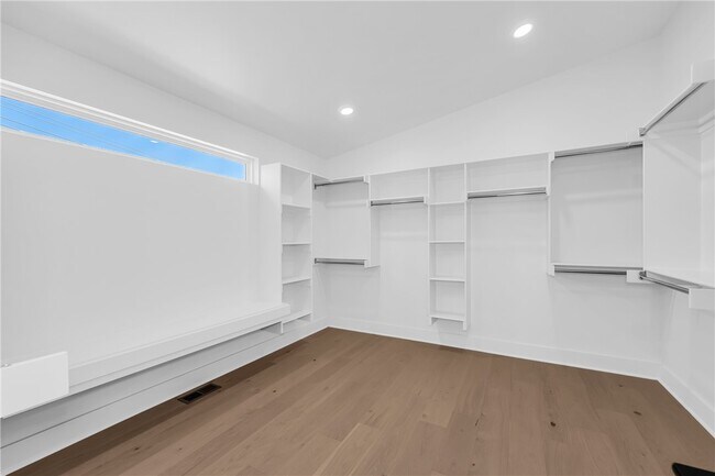 Building Photo - 123 S Paddock Loop