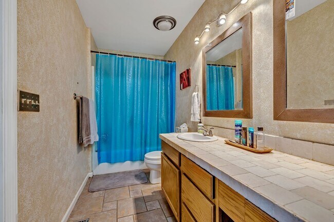 Building Photo - 3 bedroom/2 bathroom Home