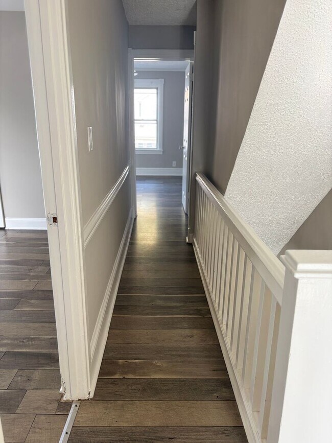 Building Photo - Charming 3-Bedroom Twin Home for Rent in L...