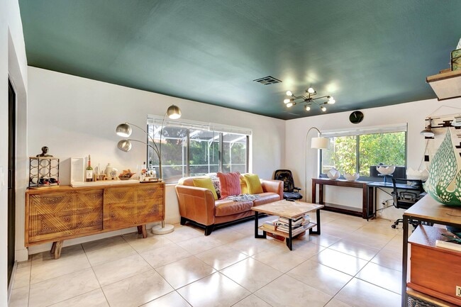 Building Photo - 932 Evergreen Dr