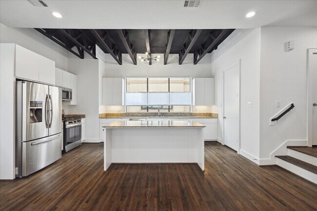 Building Photo - 3 Bed Home for Rent in Greater Heights 77008 | 2-Car Garage + Private Backyard