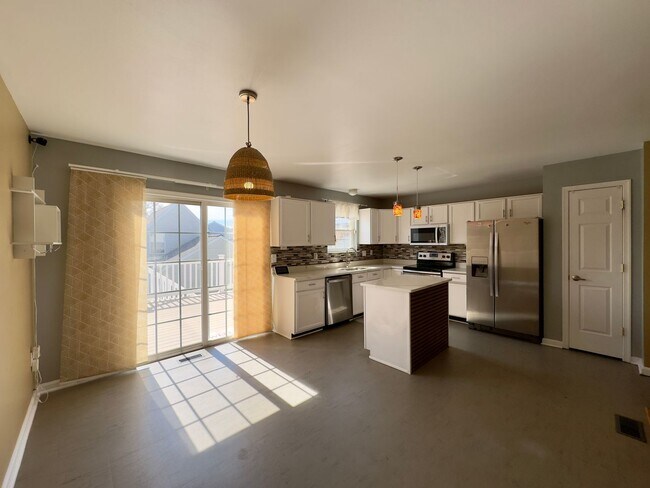 Building Photo - Charming 4 Bedroom/3 Bathroom Home with 2-Car Garage and Large Backyard in Middle River, MD!