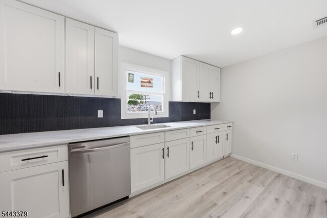 Building Photo - 551 Schuyler Ave