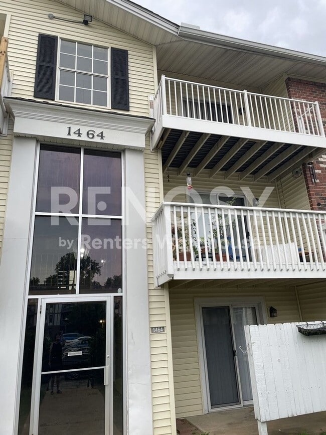 Building Photo - Two bed two bath condo unit in the heart of Saint Charles