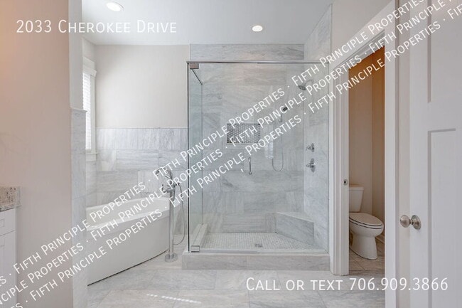 Building Photo - 2033 Cherokee Dr