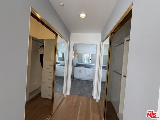 Building Photo - 1247 Barry Ave