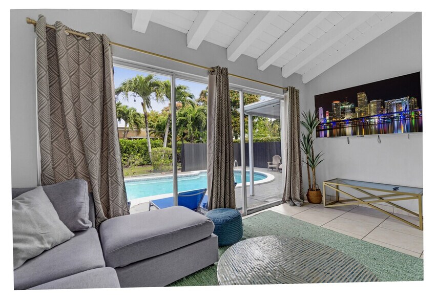 Building Photo - 425 NE 105th St