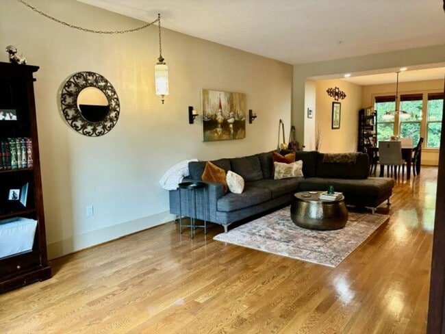 Building Photo - Beautiful Lake Oswego Newer Townhome Walki...