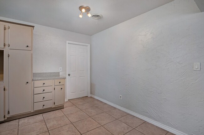 Building Photo - 5119 Oregon Trl
