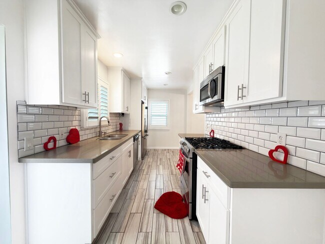 Building Photo - **2025 Euclid Ave Long Beach** Beautiful 3 bedroom 2 bath !!2 weeks free OAC!!