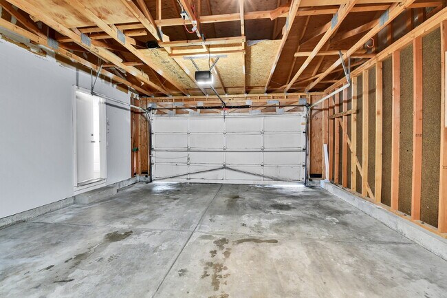 Building Photo - $2,540.95 with $300 off the first month's Rent- 4 Bedroom, 1.5 Bath, Single Family Home in Aurora...