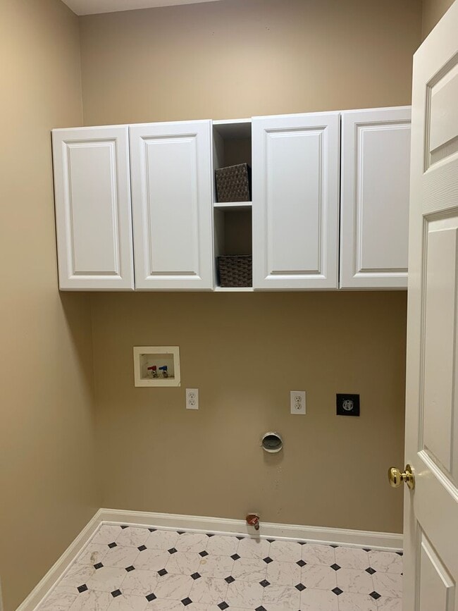 Building Photo - Move-in Ready 5 bedroom, 3.5 bath house lo...