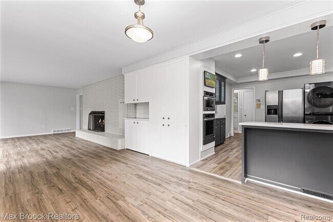 Building Photo - 3988 Lakeland Ln