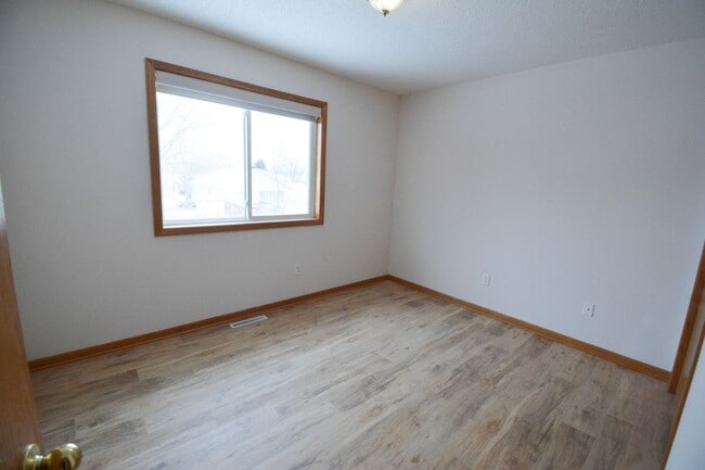 Building Photo - Bright 4 Bed, 2 Bath Home For Rent — Available Now!