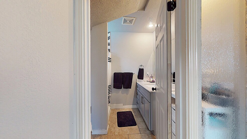 Building Photo - 204 N Santa Ana Ave