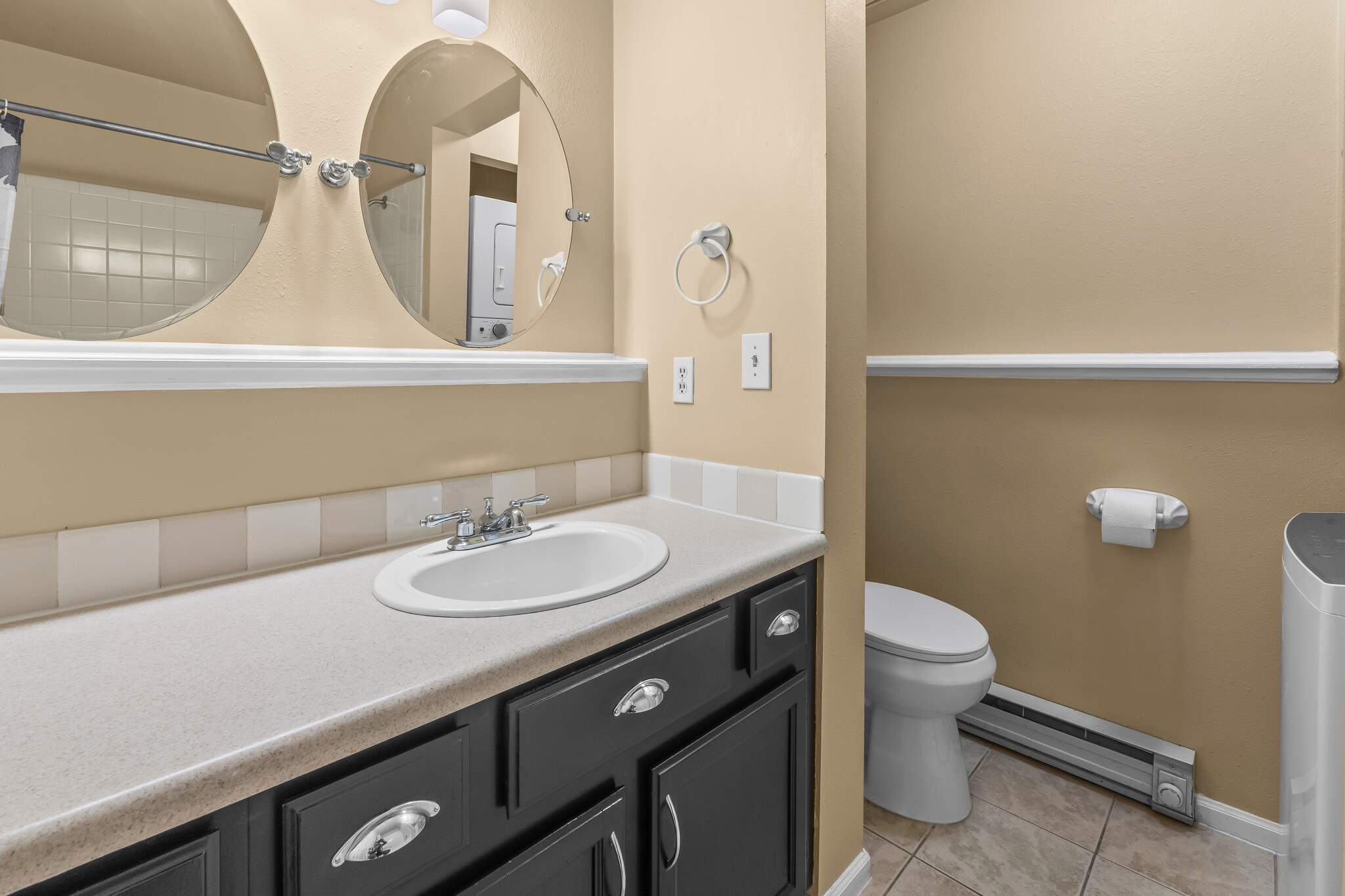 Vanity with lots of counter space - 1601 W Swallow Rd