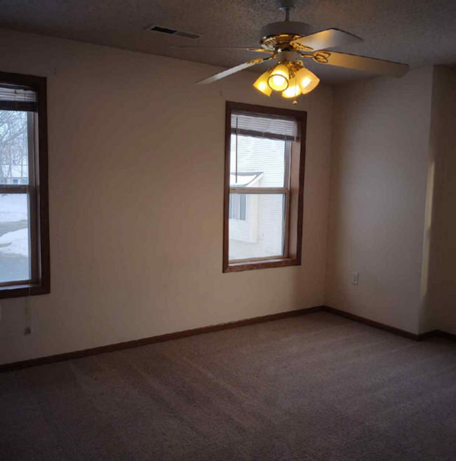 Building Photo - $1,450 | 2 Bedroom, 2.5 Bathroom Town Home...