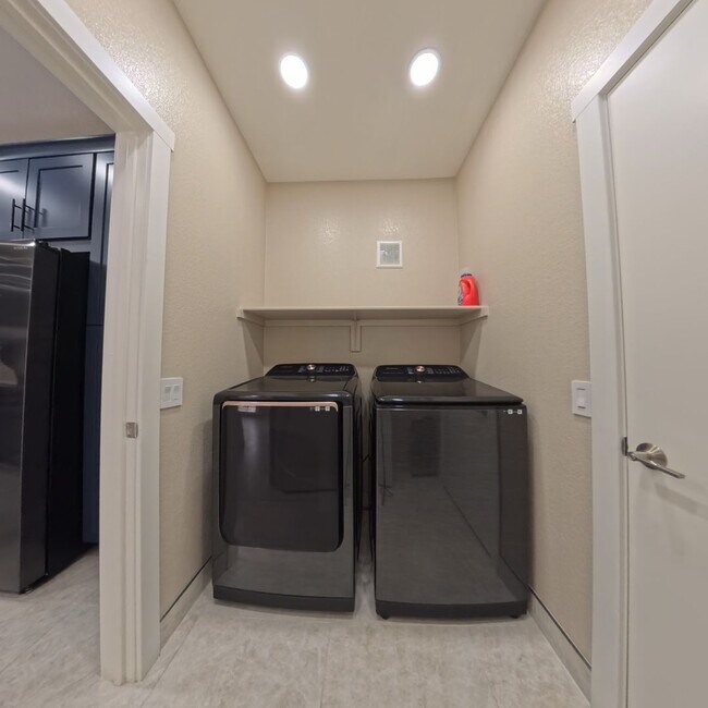 Building Photo - 8725 W Flamingo Rd