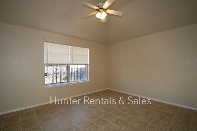 Building Photo - Spacious Three-Bedroom!