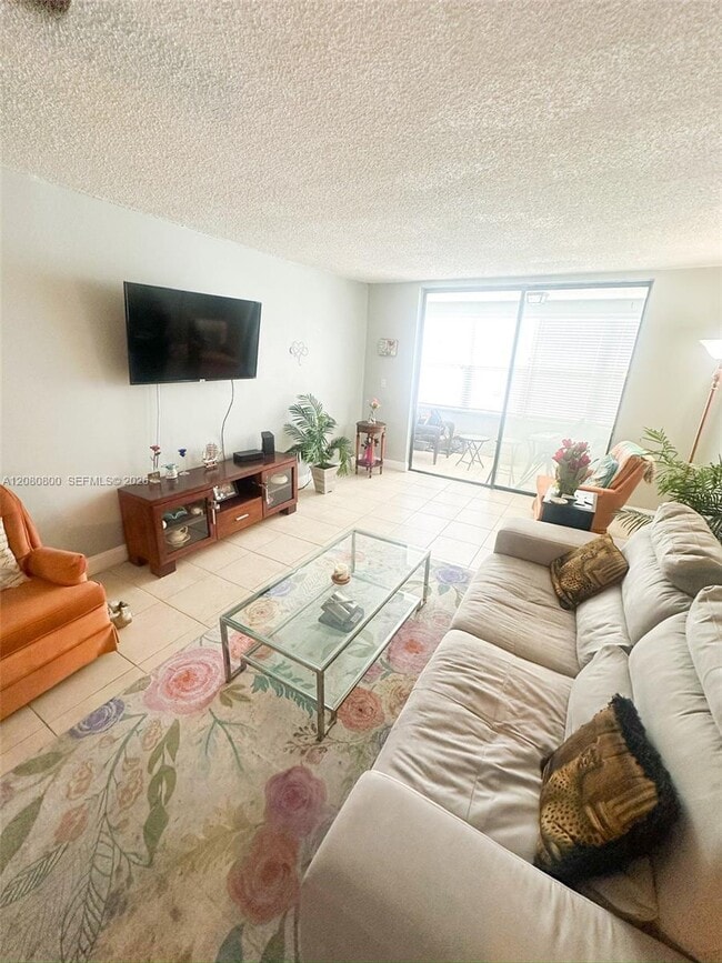 Building Photo - 2860 Somerset Dr